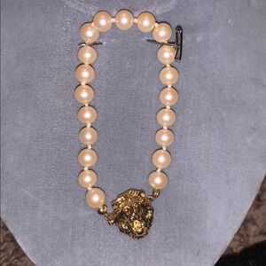 Vintage Glass pearl necklace with a lion's head clasp.